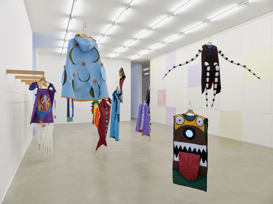 Installationsansicht Kosmos Emma Kunz. Eine Visionärin im Dialog mit zeitgenössischer Kunst 2.3. – 24.5.2021, Aargauer Kunsthaus, Aarau. Rivane Neuenschwander (in Zusammenarbeit mit Guto Carvalhoneto und Lucas Nascimento) The Name of Fear, seit 2013. Foto: Conradin Frei, Zürich
