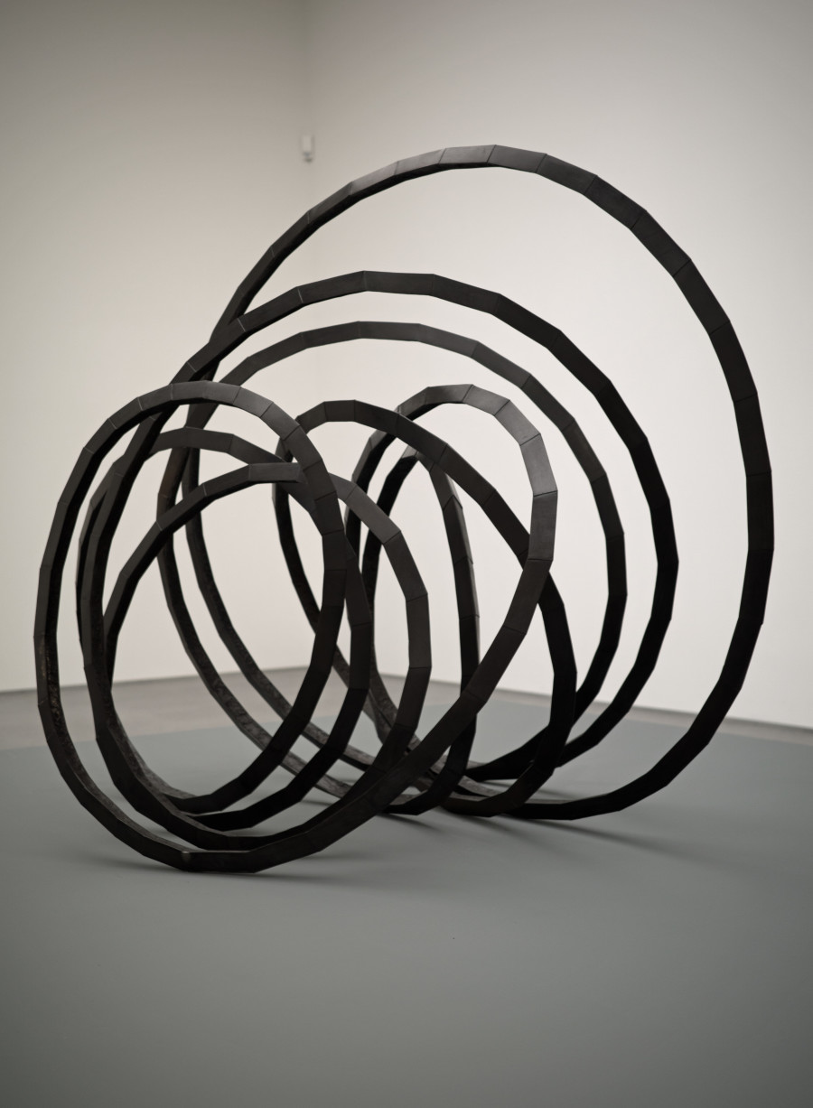 Abraham David Christian (Düsseldorf *1952) Interconnected Sculpture, 2022 Bronze, 112 x 140 x 85 cm Courtesy Galerie Utermann. Exhibition "Abraham David Christian. Beyond language" Bündner Kunstmuseum, September 16, 2023 to January 7, 2024