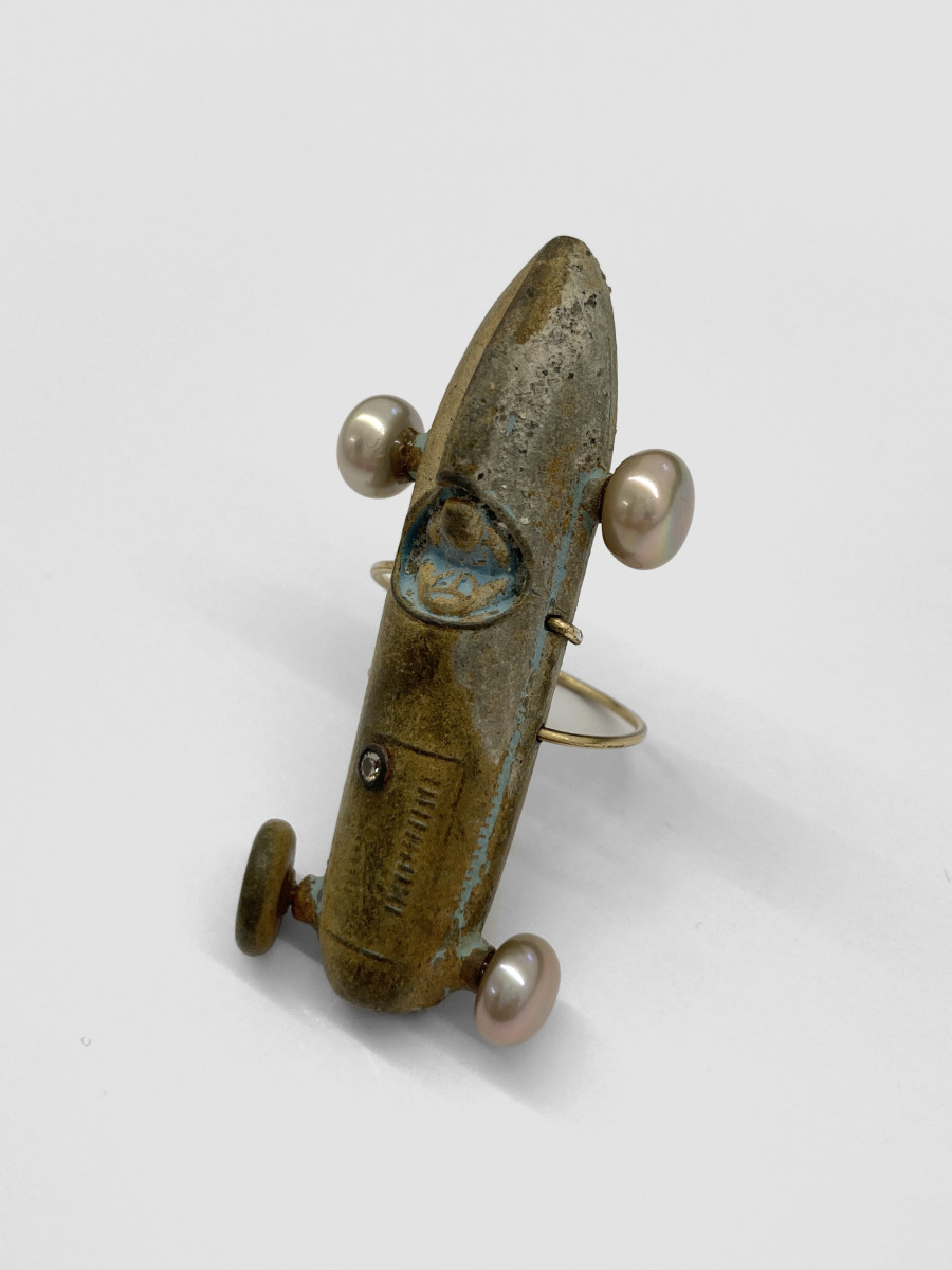 Bernhard Schobinger, Auto-Ring, 2023, Ring made of metal, pearls, gold 750, diamond, 2.8 x 2.2 x 5.5 cm, Ring size 15, inner ⌀ 2 cm