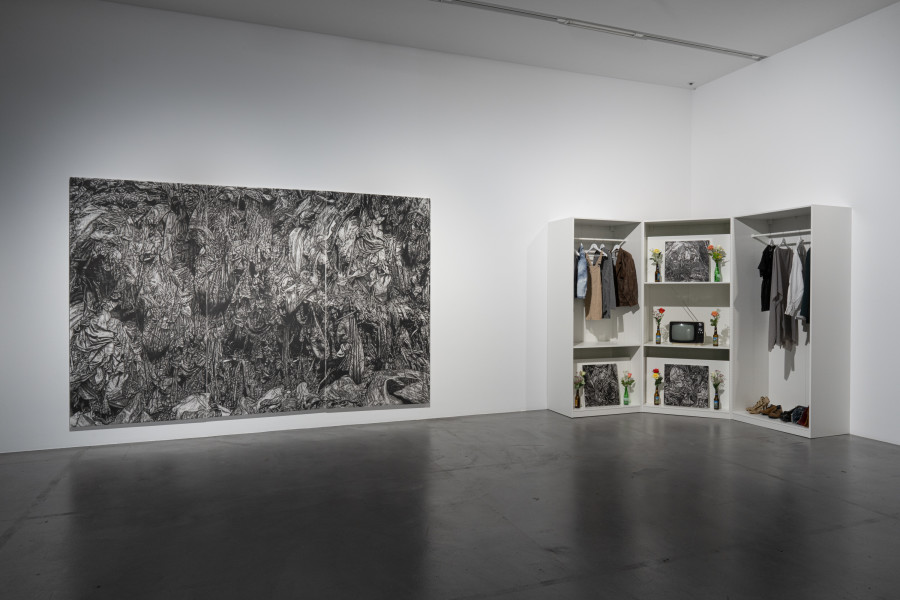 Daniel Arnan Quarshie, Into the Badlands, 2024 (links), Kwatserekwa Mpaboa, 2024 (rechts), Courtesy of the artist. Photo: Studio Stucky.