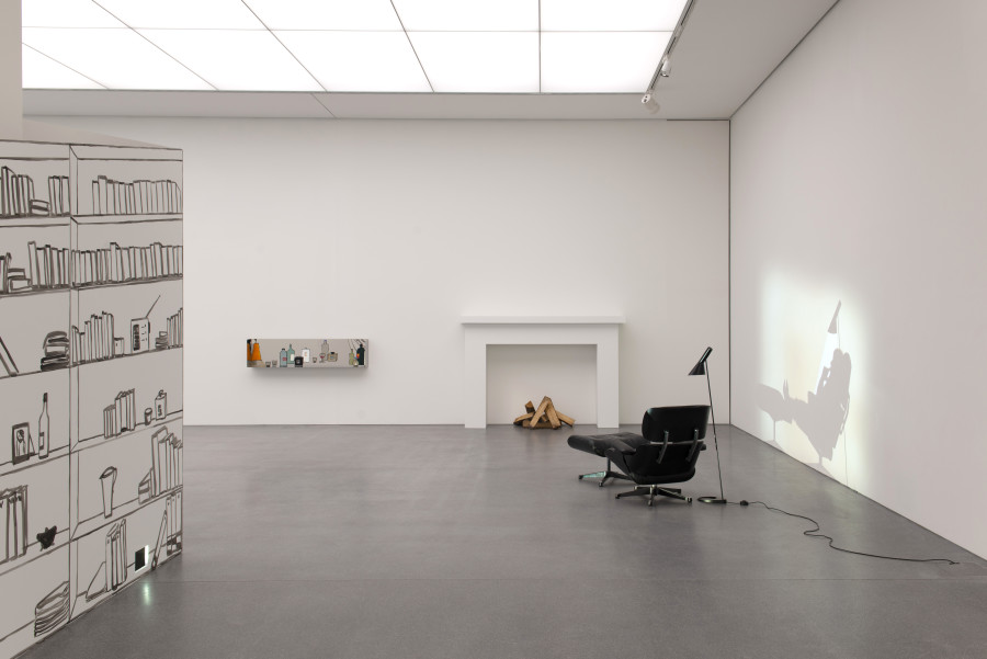 Zilla Leutenegger,
Library,
2007.
Installation mit Wandzeichnung, 1 Eames Loungesessel, 1 fireplace, Holzstücke, 1 Lampe, 1 Projektion (Farbe, Ton, 3 Min.).
Sammlung Goetz, Medienkunst, München