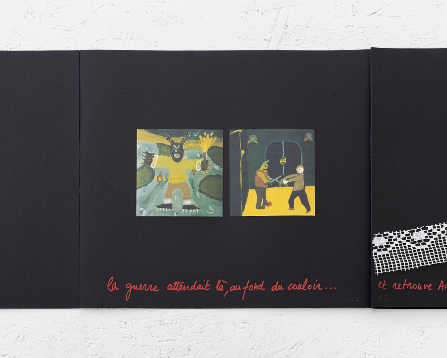 Exhibition’s view « Sur un fil », Andrée Cauderay Vuilleumier, Au fil de l’histoire, 2015, leporello, drawings from 2003–2006, chalk, India ink, and acrylic on various types of paper—some handmade, some recycled—which were then mounted, with additions of photographs from various sources, gold leaf, embroidery, lace, and knitted fabrics, CALM – Centre d’Art La Meute, Lausanne, Switzerland, 2026 / Photo: Théo Dufloo / Courtesy of the artist.