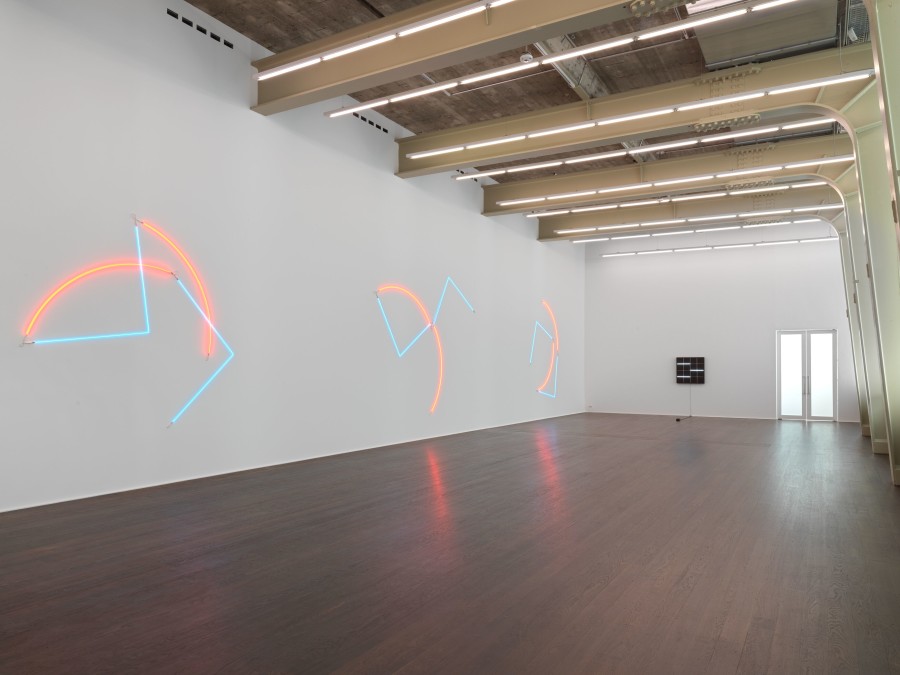 Installation view, ‘François Morellet. Neons’ at Hauser & Wirth, Zurich, Limmatstrasse, 24 March – 21 May 2022. © François Morellet/ADAGP, Paris. Courtesy François Morellet Estate. Photo: Stefan Altenburger Photography Zürich