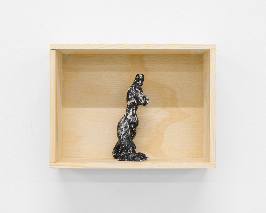 Exhibition’s view « Sur un fil », Andrée Cauderay Vuilleumier, untitled III, 2024, glazed terracotta figurine, 11 x 5.5 x 4 cm, CALM – Centre d’Art La Meute, Lausanne, Switzerland, 2026 / Photo: Théo Dufloo / Courtesy of the artist.