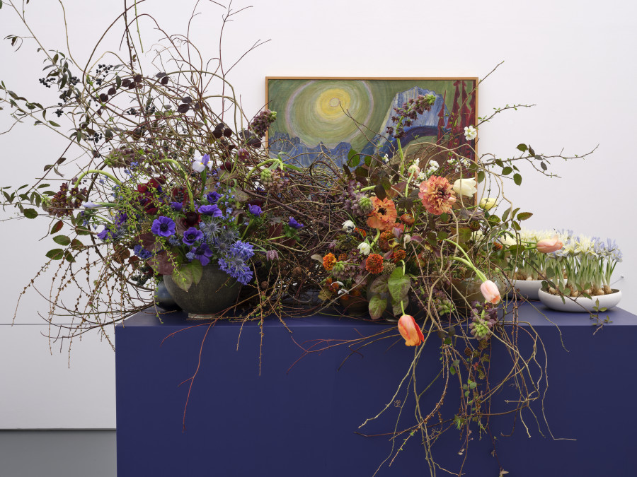 Blumen für die Kunst, Florale lnterpretation: Luzia Mantegazzi-Neurohr, Saland Werk: Fritz Pauli, Mondnacht bei Frauenkirch-Davos, um 1925 Aargauer Kunsthaus / Depositum aus Privatbesitz. Foto: David Aebi, Burgdorf