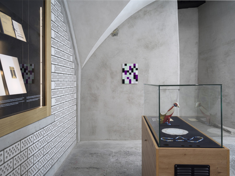 Exhibition view Sophie Taeuber-Arp / Mai-Thu Perret «Ich bin wü ü ü ü ü ü ü ü tend», Cabaret Voltaire 2022. Photo: Cedric Mussano