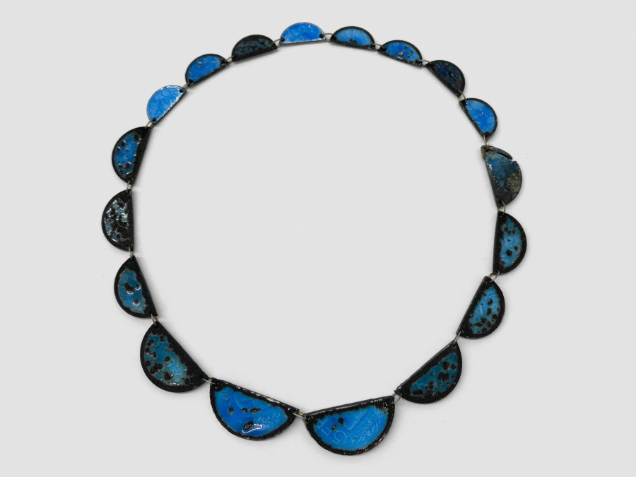 Bernhard Schobinger, 5 FR / 2 FR / 1 FR / 0,50 FR (1/2), 2023, Necklace made of silver (swiss coins), enamel, 15.7 x 15.3 x 0.2 cm, Neckline 41 cm