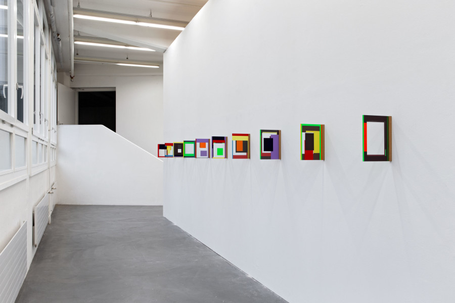 Anja Braun, Windows, 2021 Miloriblau, Caput Mortuum, Eisenoxidschwarz, Irgazinrot, Nickeltitangelb, Wismutgelb, Neongrün, Ultramarinviolett, Zirkon-Cölinblau, Paliotol Orange, Irgazin Rubin, Irgazin Orange und Chromoxidgrün auf Glas, Holz 10 Teile: je 30 × 23 × 2 cm Courtesy the artist Ausstellungsansicht / Installation view Kunsthaus Baselland. Photo / Foto: Gina Folly
