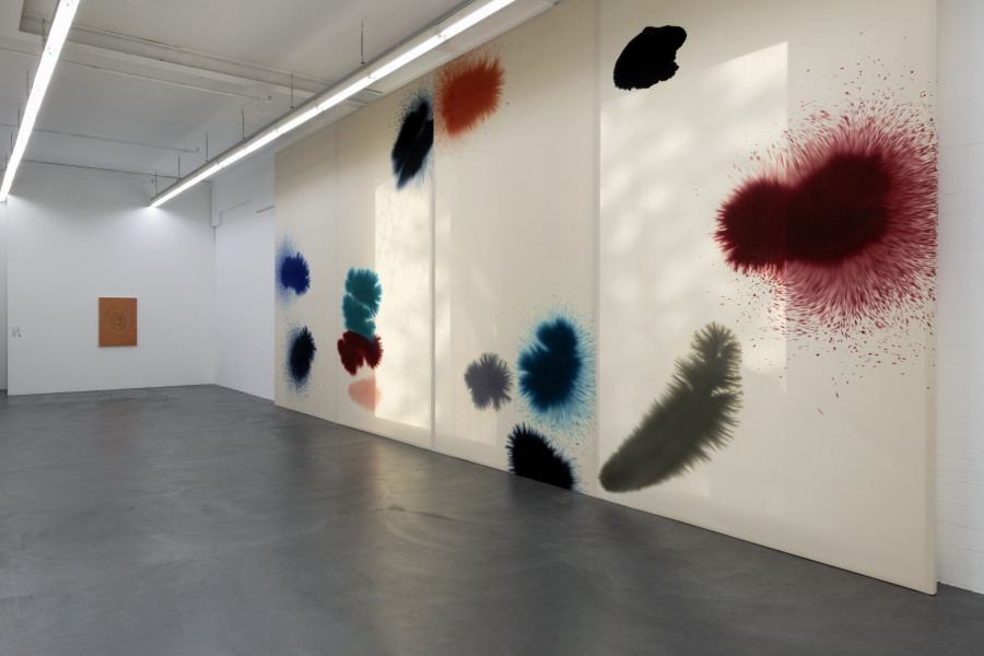 Giacomo Santiago Rogado, Room for Intuition, 2023 Mischtechnik auf Baumwolle 4.50 ×12 m / variabel; Coalescence, 2020. Acryl und Öl auf Baumwolle 100 × 70 cm. Installation view Kunsthaus Baselland. Photo: Gina Folly