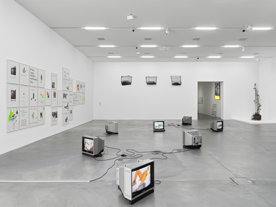 Exhibition view Aus den Fugen - Momente der Störung 2, Migros Museum für Gegenwartskunst, Ugo Rondinone, Dog days are over, 1996, Anne-Lise Coste, Untitled, 2002, Juan Muñoz, Nîmes Balconies, 1994, Paul Thek, Uncle Tom's Cabin with Tower of Babel (from the series «The Personal Effects of the Pied Piper»), 1976, Sammlung Migros Museum für Gegenwartskunst, © the artists. Photo: Stefan Altenburger Photography, Zurich