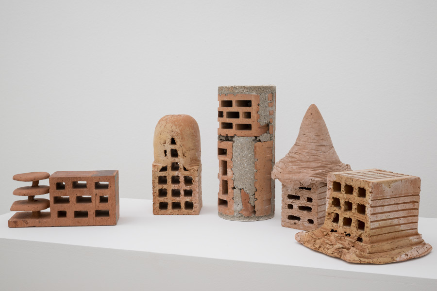 Ausstellungsansicht Miteinander nebeneinander Die 1970er und Aarau, 12.6.–6.9.2026, Aargauer Kunsthaus. Hugo Suter (1943-2015), Architektur (5-teilig), 1974. Foto: ullmann.photography