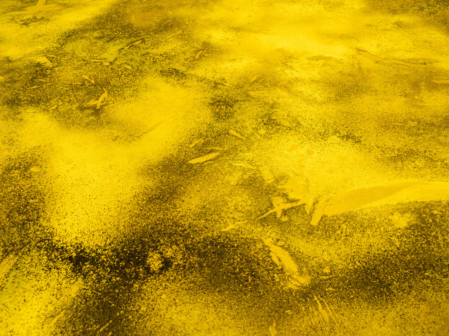 Exhibition View Duo Show Pauline Cordier & Rahel Oberhummer « Ce qui nous échappe » at Espace ContreContre, Saint-Maurice, 2026 / Photo: ©Etienne Malapert / Courtesy: The artists & EspaceContreContre. Devenir trace, Silica gravel, quartz powder and sand on linoleum, Site-specific installation: 650 × 1350 × 0.5 cm, 2026