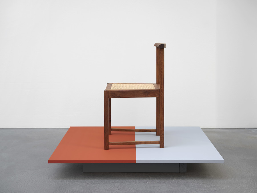 Ausstellungsansicht, IHR camille graeser, Blick auf Nussbaum Holzstuhl nach dem Original von Camille Graeser von 1927, von Bartha, Basel, 2025. Foto: Philipp Hänger / von Bartha