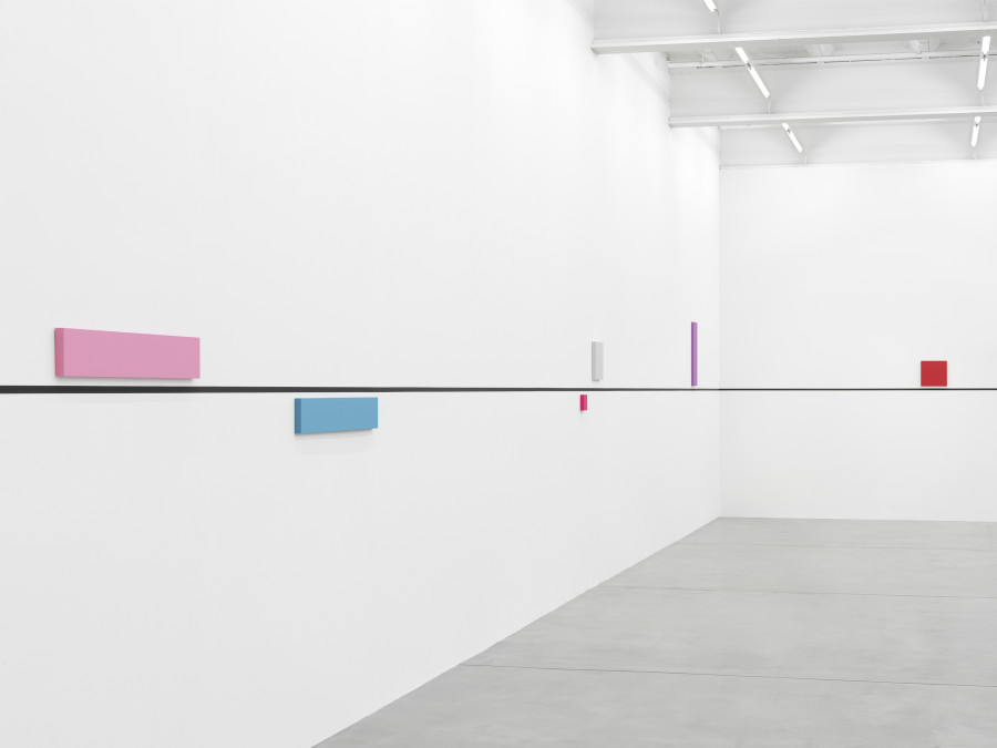 Installation view, Gerwald Rockenschaub, bass+ (re)modification, Galerie Eva Presenhuber, Zurich, MaagAreal, 2024. © Gerwald Rockenschaub. Courtesy the artist and Galerie Eva Presenhuber, Zurich / Vienna. Photo: Stefan Altenburger Photography, Zürich