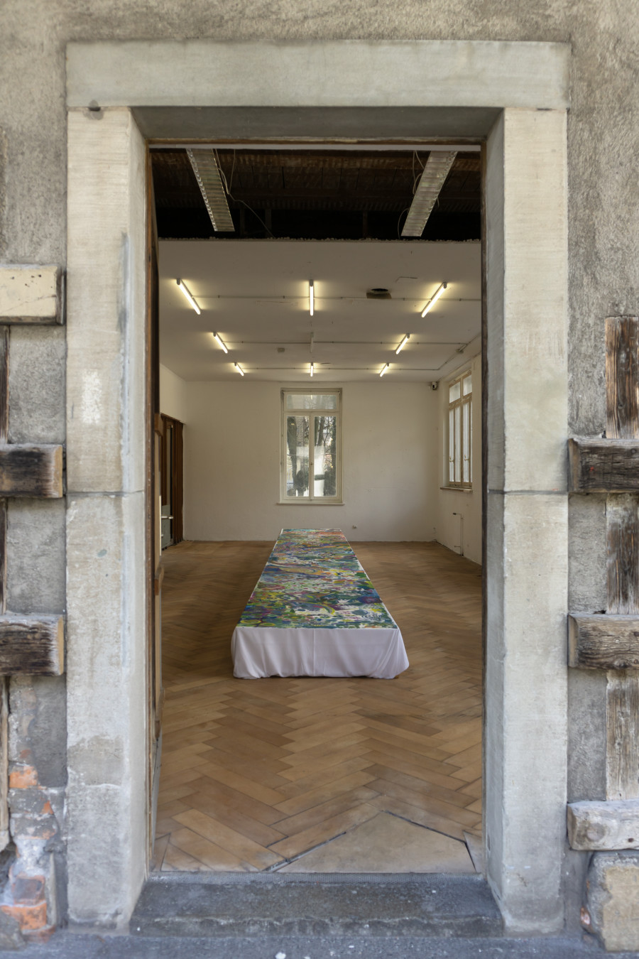 Jonathan Hofmann von Movhue, ‚EEEEEEEEEEEEEEEE', 2025, Gepäckausgabe, Glarus, Photos: Marco Russo