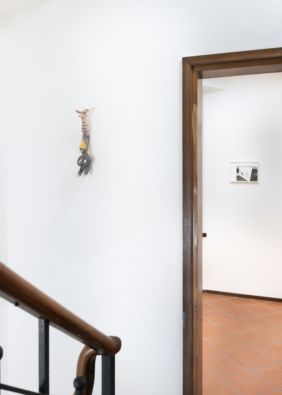 Ugo Gattini, Per gli amici, Terra cotta, 7x30x5cm
, 2021. Eleonora Meier, Nothing deeper than skin, Matita su carta, 21x29.7cm, 2015.