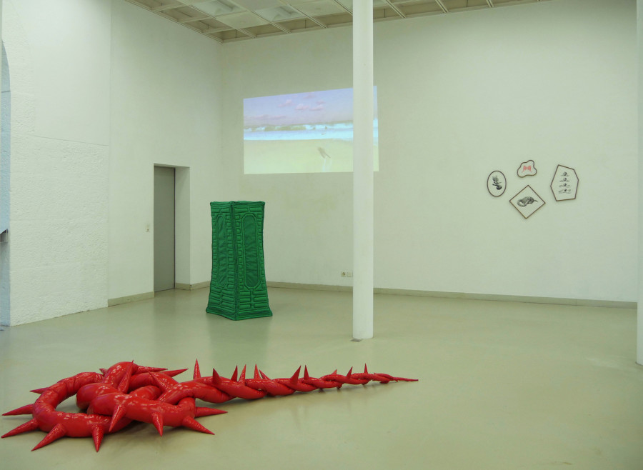 Ausstellungsansicht "Cantonale Berne Jura 2023/2024" mit Werken von Isabella Benvenuti, Lea Gross, Janosch Perler, Gilles Lepore, EAC (les halles), 2023. Foto: ph.q/eac(les halles)