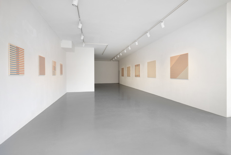 Exhibition view, Lena Hilton, SINGLE GRID – TRAME SIMPLE, Wilde, 2023. Photo Eric Bergoend