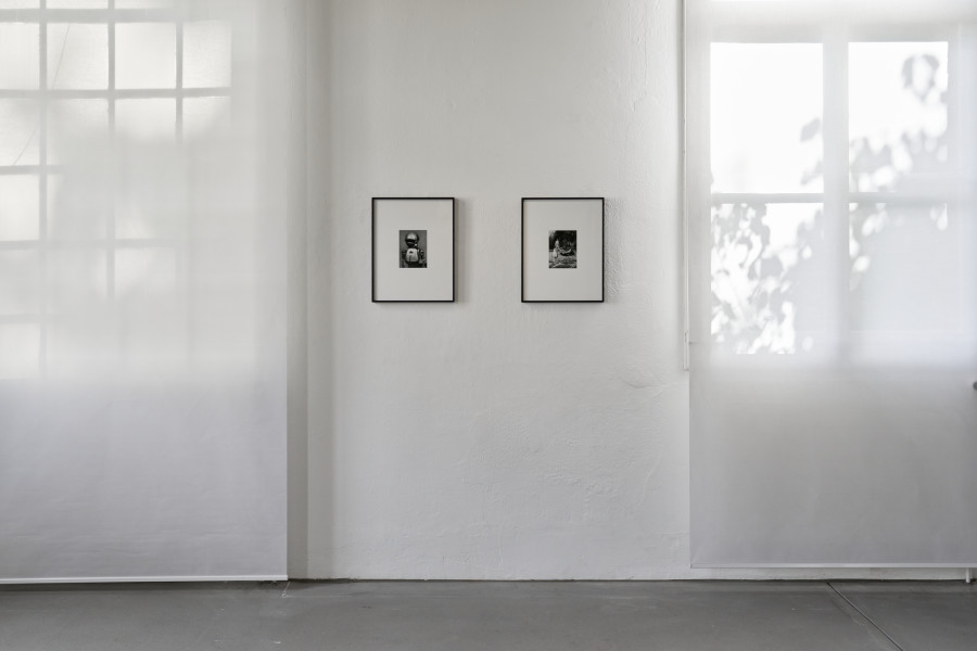 Installation view, Thomas Zummer, Drawing of a photograph of ‘SIG’, study for the series Portraits of Robots
, 2001-2024; Drawing of a photograph of ‘Umatron’, study for the series Portraits of Robots, 2001-2024. Photo: Guillaume Python. Courtesy of the artist and Kunsthalle Friart Fribourg