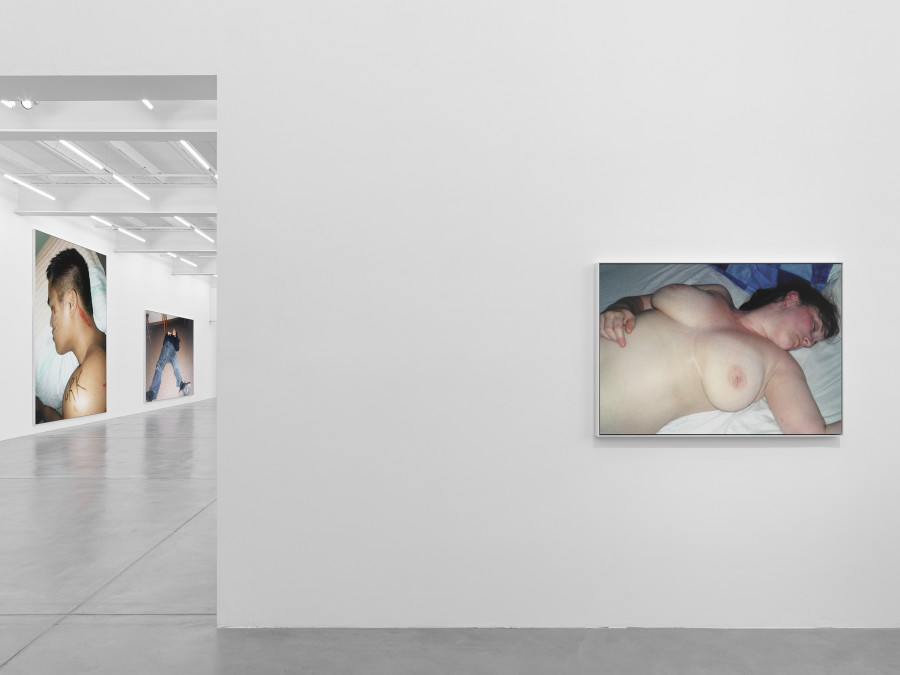 Installation view, Steven Shearer, The Golden Recline, Galerie Eva Presenhuber, Maag Areal, Zurich, 2025. © Steven Shearer. Courtesy the artist and Galerie Eva Presenhuber, Zurich / Vienna. Photo: Stefan Altenburger Photography, Zürich