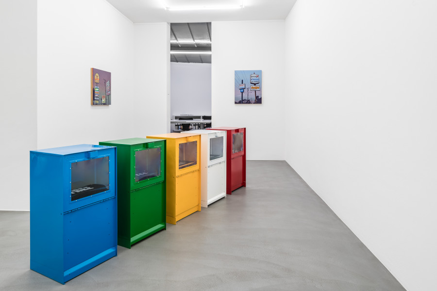 Exhibition view, Rita McBride & Glen Rubsamen, Daily Echo Free Mirror, Mai 36 Galerie, 2023. Photo credits: Peter Baracchi