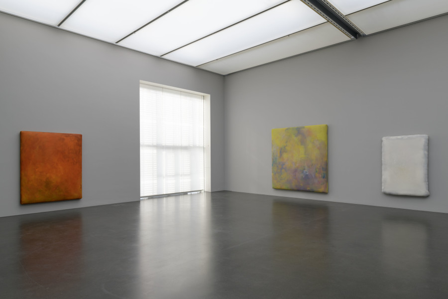 Ausstellungansicht Durch Raum und Zeit. Künstlerische Universen aus der Sammlung, Kunstmuseum Luzern, 2022, mit Werken von Gotthard Graubner, Foto: Marc Latzel