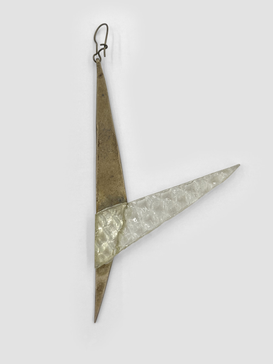 Bernhard Schobinger, Fliegender Fisch / Flying Fish, 1980, Earring made of silver, glass, 11.2 x 5.2 x 0.5 cm