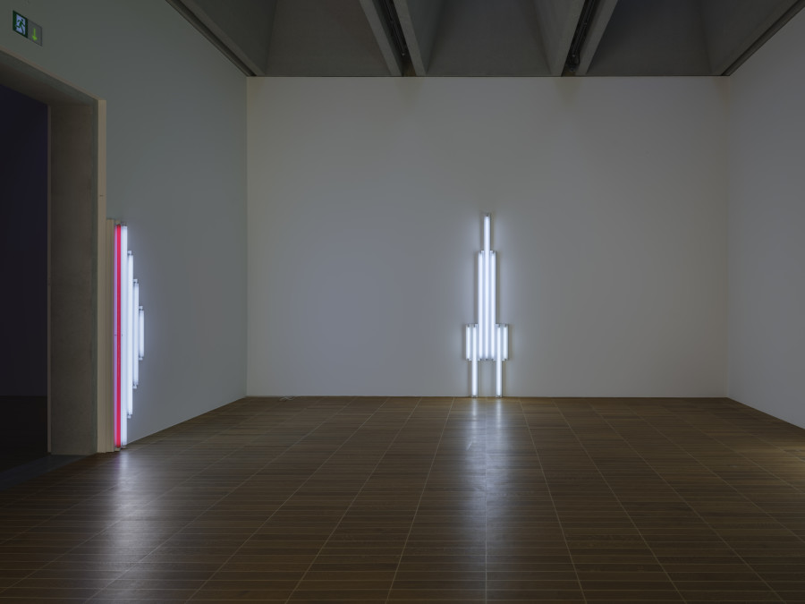 Dan Flavin, left: "monument" for V. Tatlin, 1981, red and daylight fluorescent light. Kunstmuseum Basel, The Dan Flavin Estate, courtesy of David Zwirner. Right: "monument" 7 for V. Tatlin, 1964 (Entwurf), cool white fluorescent light. Bayerische Staatsgemäldesammlungen - Sammlung Moderne Kunst in der Pinakothek der Moderne München, 2002 von PIN. Freunde der Pinakothek der Moderne. © Stephen Flavin / 2024, ProLitteris, Zurich. Photo Credit: Florian Holzherr