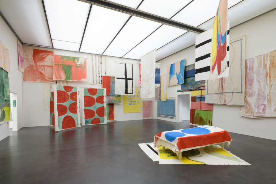 Vivian Suter, Nisyros (Vivian’s Bed), 2016–2107, Tate: Purchased with assistance from Tate International Council and the Latin American Acquisitions Committee 2020, Ausstellungsansicht Vivian Suter. Retrospektive, Foto: Marc Latzel