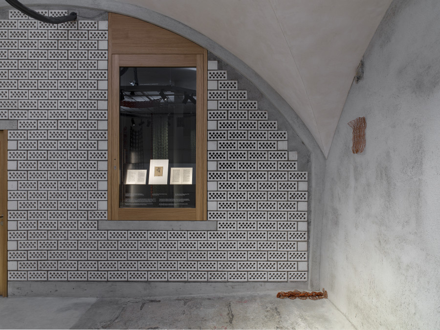 Exhibition view «nudos de tiempo» by ektor garcia, mixed media installation, Cabaret Voltaire 2022. Photo: Cedric Mussano. Courtesy: the artist
