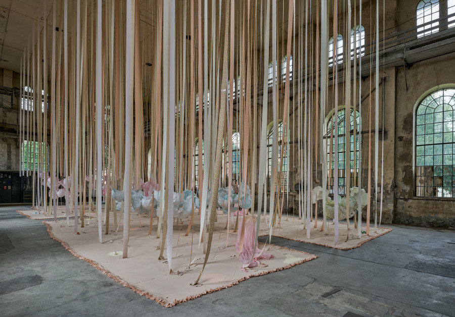 Karla Black, Kunstraum Dornbirn 2025, Photo Günter Richard Wett, © Karla Black, Courtesy Galerie Gisela Capitain, Cologne and Modern Art, London.