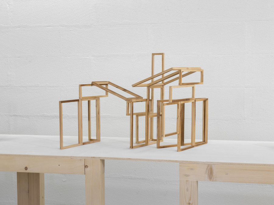 Pli-Dépli B, 2020, wood, 39 x 42 x 46 cm, © Julien Gremaud. Courtesy of the artist and Heinzer Reszler gallery.