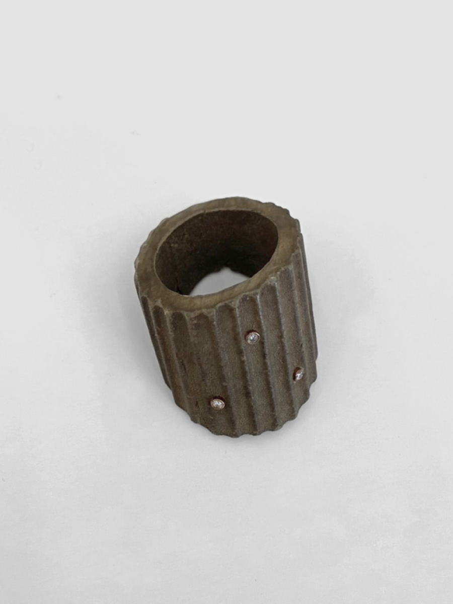 Bernhard Schobinger, Gummiring, 1980, Ring made of rubber, white gold, diamonds, 2.5 x 2.5 x 2.8 cm, Ring size 18, inner ⌀ 1.9 cm