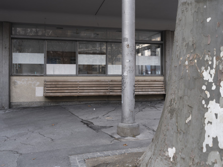 Exhibition view, Davide-Christelle Sanvee & Vicente Lesser, Sitting on an edgy edge, Tunnel Tunnel, 2021-2022. Copyright : Julien Gremaud