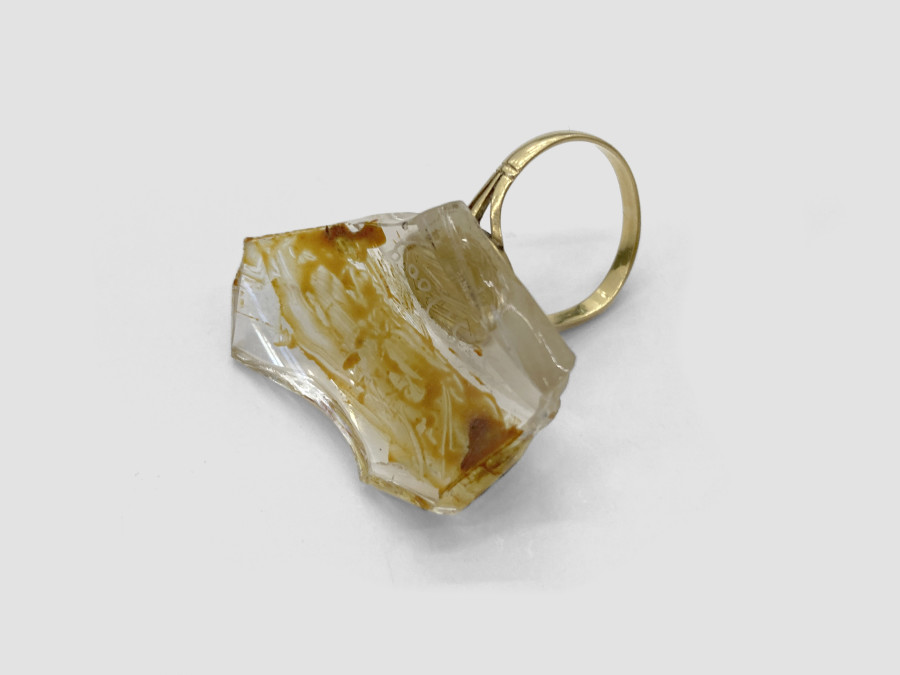 Bernhard Schobinger, Shard Ring, 2009, Jugendstil monogrammed gold ring 18ct, glass shard from a Jugendstil vase, gold urushi lacquer, 3.6 x 2.1 x 3.7 cm, Ringsize 19, inner ⌀ 1.9 cm