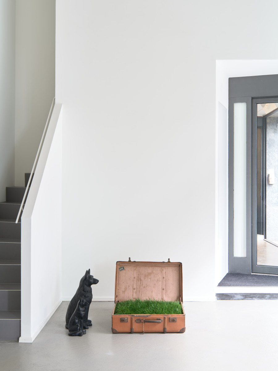Kemang Wa Lehulere, Return to Sender, 2023, suitcase, earth, grass, porcelain dogs, 52 x 110 x 70 cm. Photo: Max Ehrengruber, Courtesy of the artist and Galerie Tschudi