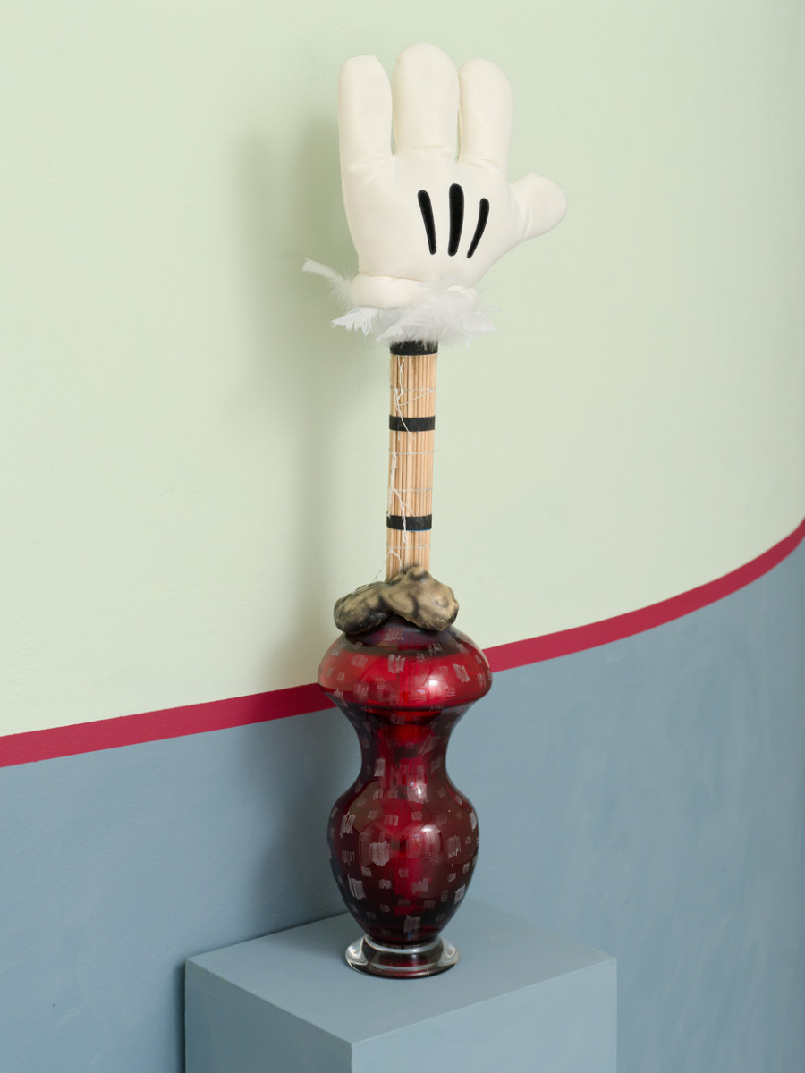 Hippolyte Hentgen, Tribu, 2018, cristal, bambou, polyuréthane, vue de l’exposition « Chambre à deux lits » à la Villa du Parc - centre d’art contemporain - Aurélien Mole, 2025