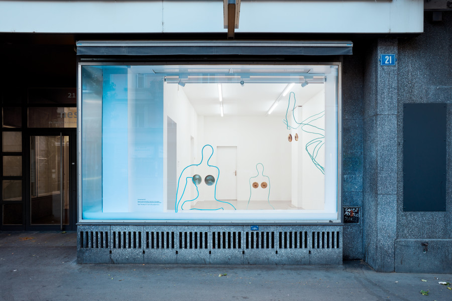 Sarah Ancelle Schönfeld, Installation view, Tout Doux: Gong Bath. Solo show curated by Elise Lammer, jevouspropose, Zurich, 2023. Courtesy of the artist. Photo: Studio Seghrouchni