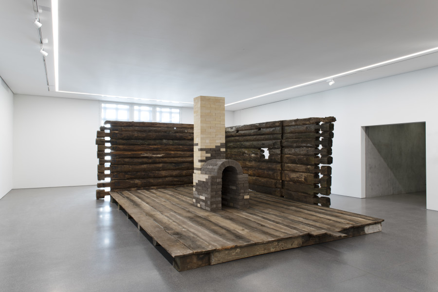Augustas Serapinas, The House from Rūdninkai, Bündner Kunstmuseum Chur, 2025. Augustas Serapinas (*1990), Das Haus von Rūdninkai, 2024/2025, Holz, Seifen- und Zementziegel, 6 x 4 x 2,73 m. Courtesy the artist