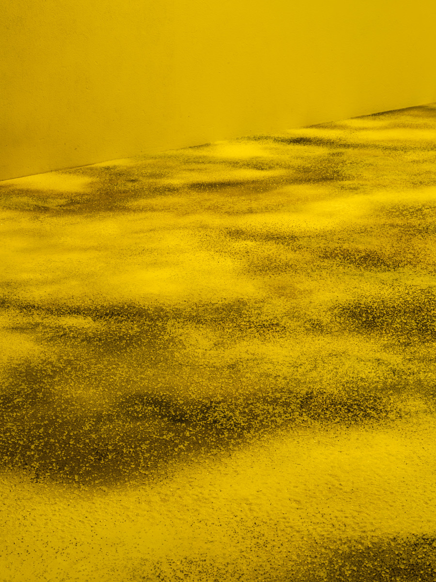 Exhibition View Duo Show Pauline Cordier & Rahel Oberhummer « Ce qui nous échappe » at Espace ContreContre, Saint-Maurice, 2026 / Photo: ©Etienne Malapert / Courtesy: The artists & EspaceContreContre. Devenir trace, Silica gravel, quartz powder and sand on linoleum, Site-specific installation: 650 × 1350 × 0.5 cm, 2026