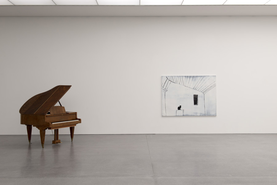 Zilla Leutenegger, Piano Staccato,
2021 (links). Installation, Piano bemalt, mechanisiert Wuhrstrasse
, 2020 (rechts). Öl auf Somerset-Papier (Monotypie), auf Baumwolle aufgezogen. Beide: Courtesy the artist and Galerie Peter Kilchmann, Zürich