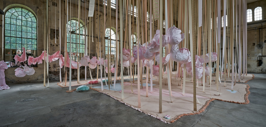 Karla Black, Kunstraum Dornbirn 2025, Photo Günter Richard Wett, © Karla Black, Courtesy Galerie Gisela Capitain, Cologne and Modern Art, London.
