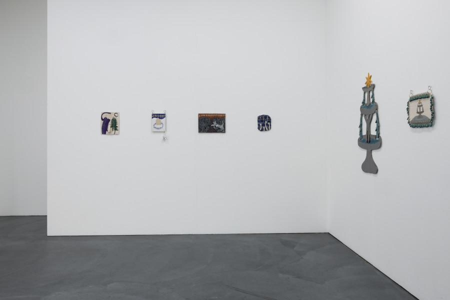 Sophie Heukemes, dark paths, 2023, Keramik mit Kerze, 29 x 24 x 3 cm; Home, 2023, Keramik mit Metallring, 34 x 18.5 x 4 cm; Nightfight, 2023, Keramik mit Metall, 25 x 30 x 3 cm; saving them for better times, 2023, Keramik, 21 x 18 x 2 cm; Fountain, 2023, Keramik mit Metallring, 110 x 54 x 3 cm; splish splash, 2023, Keramik mit Metallring, 34 x 27 x 2 cm. Installation view Kunsthaus Baselland. Photo: Gina Folly