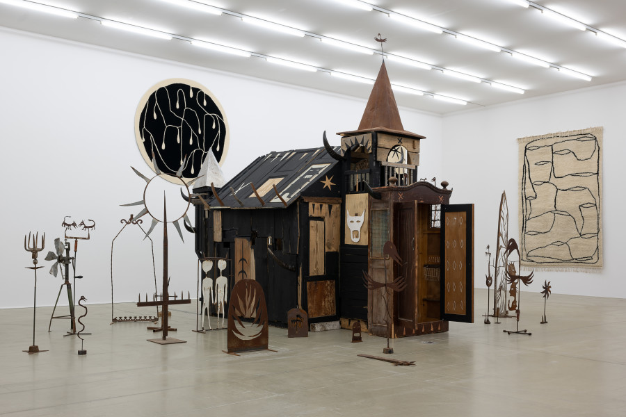 lnstallationsansicht Augustin Rebetez. Vitamin, 18.2. - 29.5.2023, Aargauer Kunsthaus, Aarau, Augustin Rebetez, The Black Church, 2023, ln Zusammenarbeit mit Leo Regazzoni. Foto: ullmann.photography