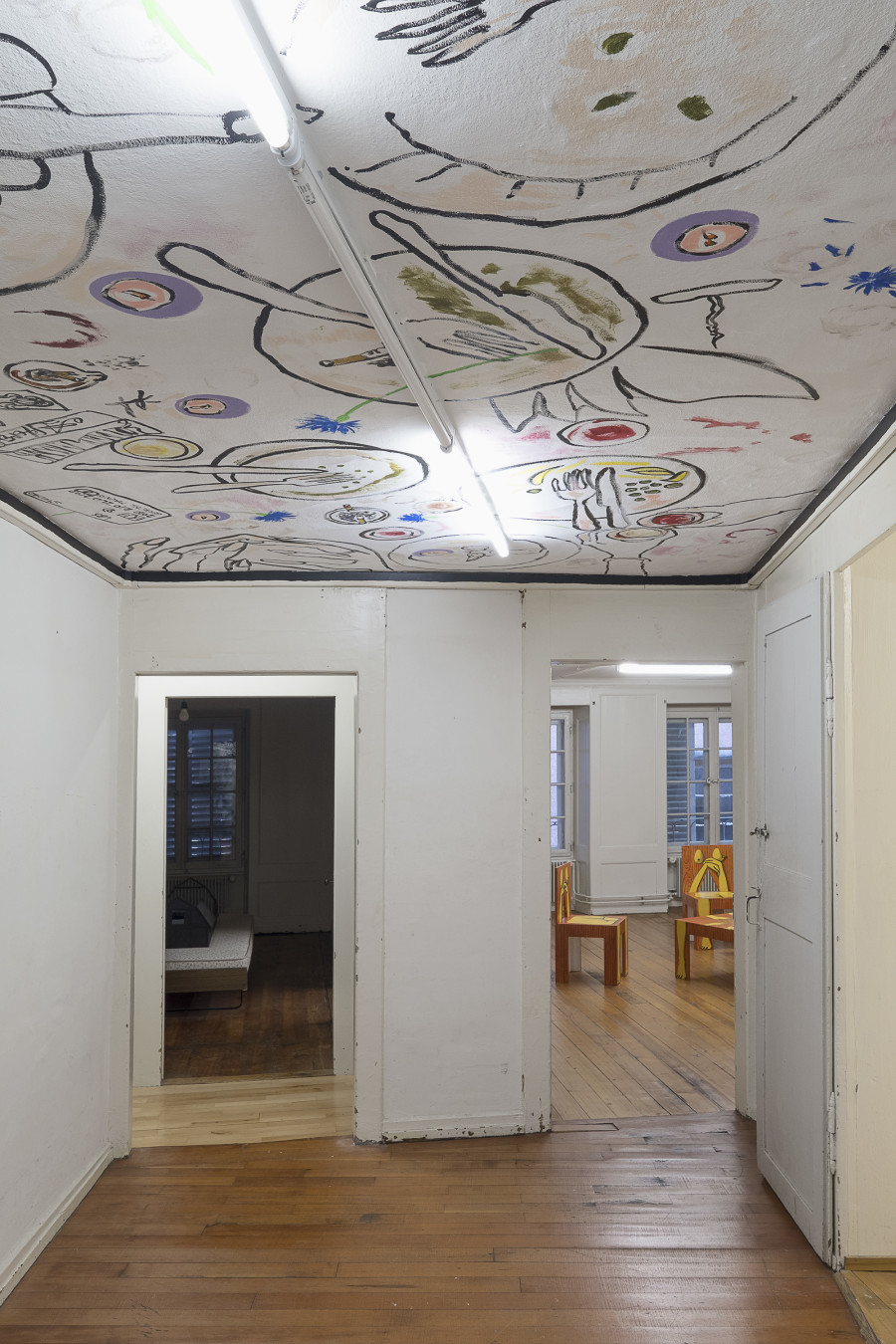 Manuela Gernedel & Fiona Mackay, Dining Out, 2020, acrylic, liquid pigments and emulsion, site-specific work, 540 x 215 cm. Photography: Sebastian Verdon/ all images copyright and courtesy of the artists, CAN Centre d’art Neuchâtel, Sans titre (2016).