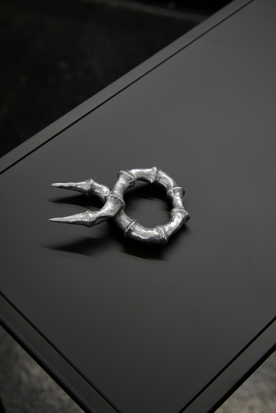 Paula Santomé, Toe to Toe III, 2023. Aluminium cast, table. 100 x 80 x 30 cm. Unique. Photographer: Moritz Schermbach. Courtesy of the artist and VITRINE London/Basel.