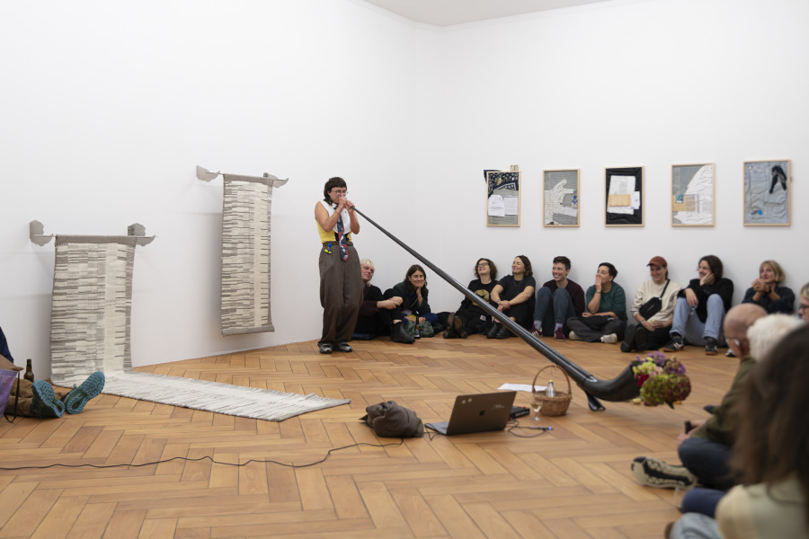 Margaux Huber, Herzlich welcom’in, performance view, Stadtgalerie Bern, 2025. Photography: Thalles Piaget. Copyright and courtesy of the artists and Stadtgalerie, Bern