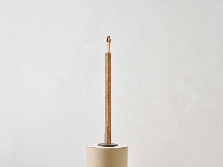 Markus Raetz, Feldstechermann, Lyon, 11.10.1987 / Bern, 2018, Fir wood, carved, plinth: iron, patinated, 46 x 1.8 x 2.1 cm. Photo: SIK-ISEA, Zürich/Alexander Jaquemet, Erlach