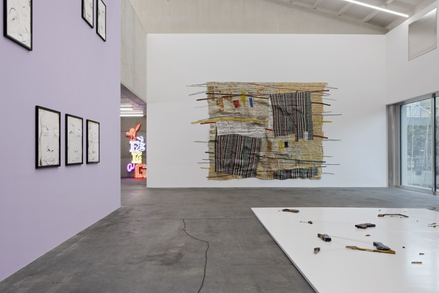 Gabrielle Goliath, Series Beloved, 2023 (Saidiya, Silvia, Francoise) Oil stick on cotton rag, 80 x 71 cm. Courtesy of the artist and Galleria Raffaella Cortese; El Anatsui, Drying Line, 2021. Aluminum, copper wire, 415 x 657cm. Courtesy of El Anatsui and Goodman Gallery; Naama Tsabar, Melody of Certain Damage #16 2022. Broken electric guitar, strings, metal, cable stops, screws, microphones, 79.5''x 43.5'' x 3.5’’. Courtesy of the artist and Dvir Gallery, Paris; Kasmin Gallery, New York; Goodman Gallery, London; Nazarian / Curcio, Los Angeles; and Spinello Projects, Miami. Ausstellungsansicht / Installation view Kunsthaus Baselland 2024. Foto / Photo: Gina Folly
