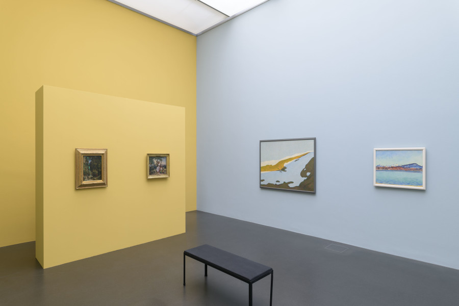 Ausstellungsansicht schön?! Ästhetische Betrachtung der Sammlung, Kunstmuseum Luzern, 2025, mit Werken von Hans Emmenegger, Ferdinand Hodler, Johann Gottfried Steffan und Ludwig Vogel. Foto: Marc Latzel